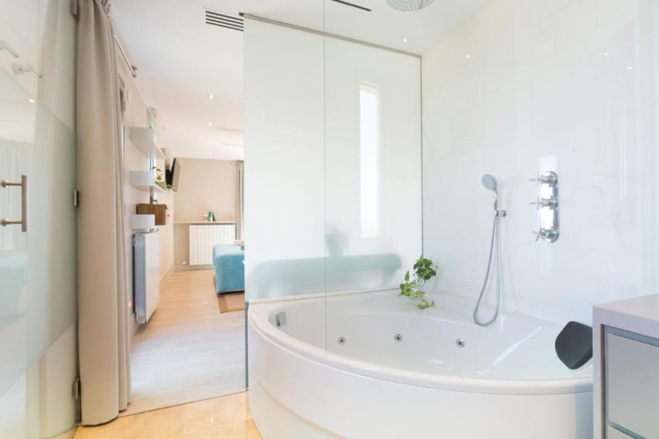 Hot Tub, Bathroom, Sea view, Bath