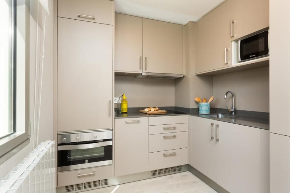 Coffee/tea facilities, Kitchen or kitchenette, Living room, Dining area, Sea view, Street view