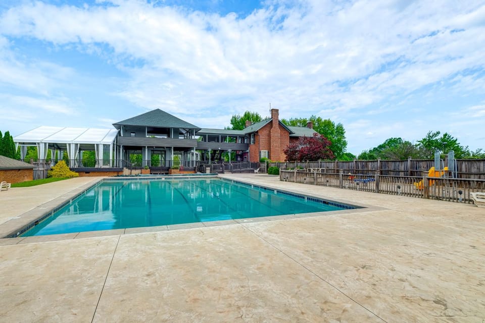 Resort Condo on Smith Mtn Lake: Linens Included! House in Smith Mountain Lake