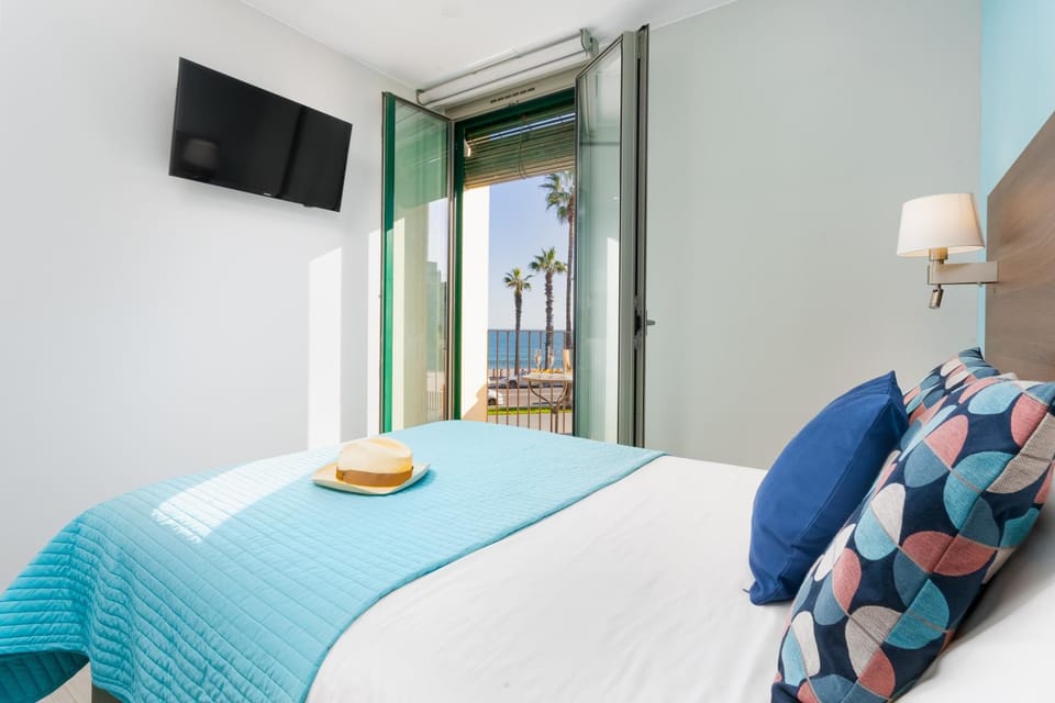 Bed, TV and multimedia, Photo of the whole room, Bedroom