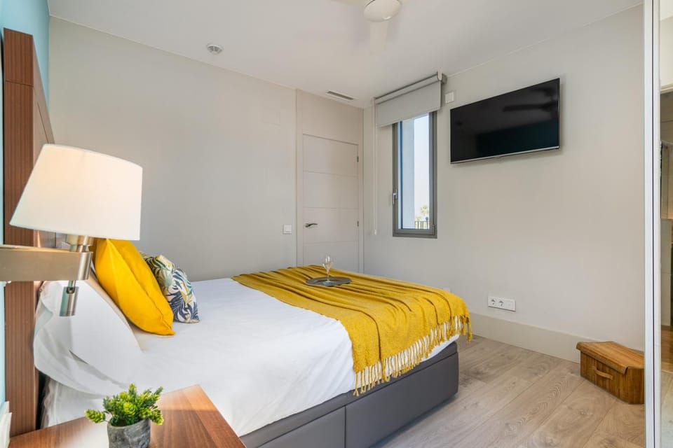 Bed, TV and multimedia, Photo of the whole room, Bedroom
