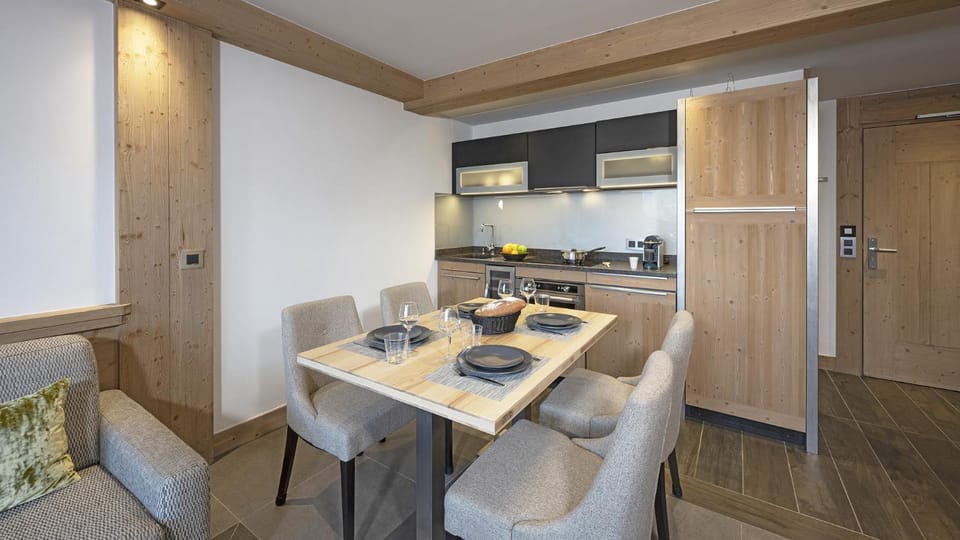 Kitchen or kitchenette, Dining area