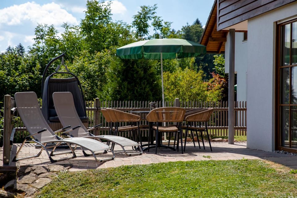 Property building, Day, Garden, Garden, Balcony/Terrace, Dining area, Garden view, sunbed