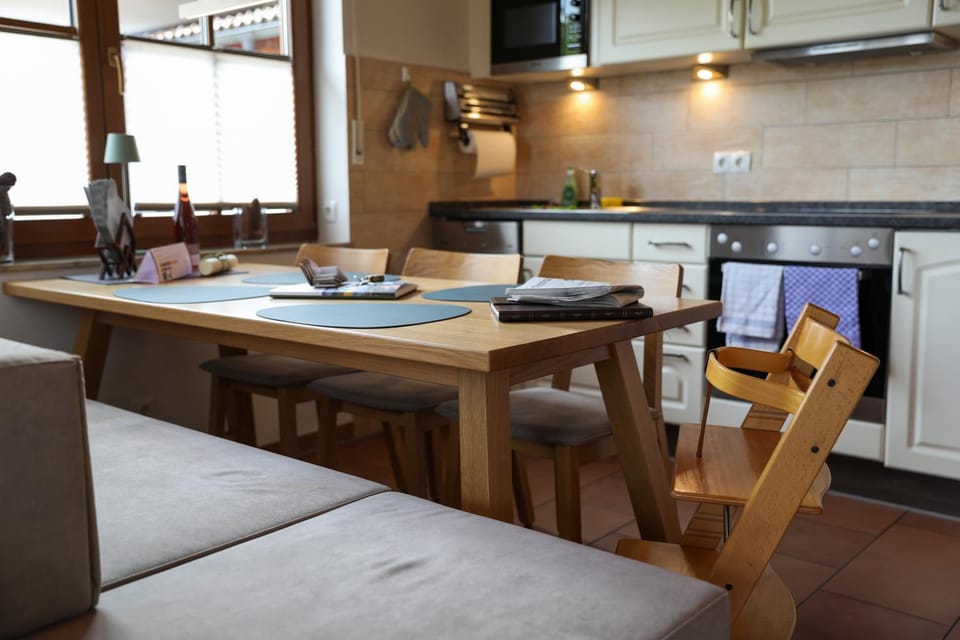 Kitchen or kitchenette, Seating area, Dining area, minibar, pet friendly, stove