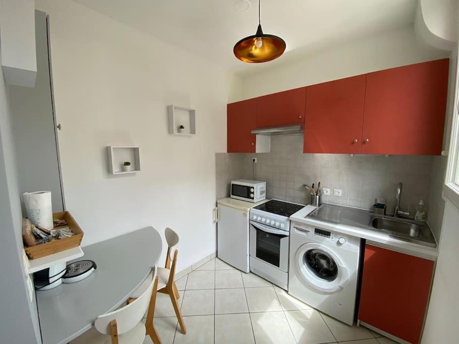 Kitchen or kitchenette, Dining area, oven, stove, toaster, washing machine