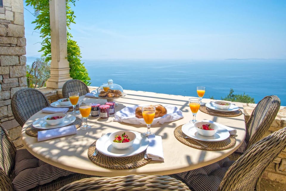 Natural landscape, View (from property/room), Balcony/Terrace, Dining area, Sea view