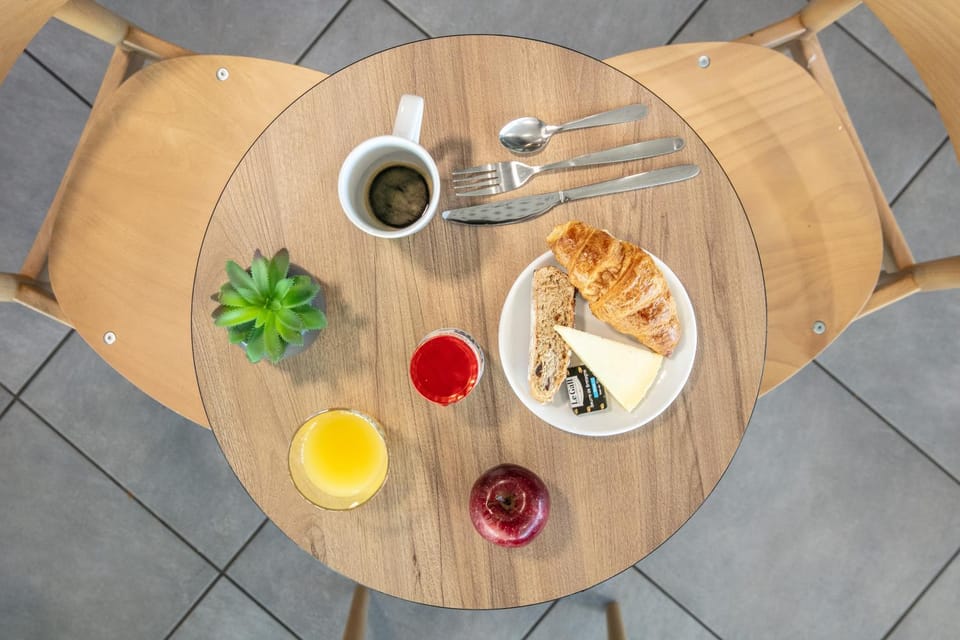 Restaurant/places to eat, Food close-up, Lounge or bar, Food and drinks, Food, Breakfast, Continental breakfast, Buffet breakfast, Drinks