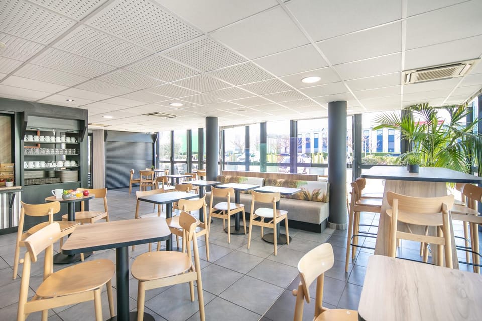 Restaurant/places to eat, Communal lounge/ TV room, Lounge or bar, Food and drinks, Banquet/Function facilities, Seating area, Food, Breakfast, Continental breakfast, Buffet breakfast, Drinks