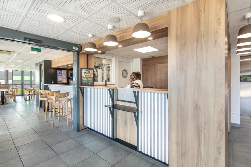 Restaurant/places to eat, Communal lounge/ TV room, Facade/entrance, People, Lobby or reception, Lounge or bar