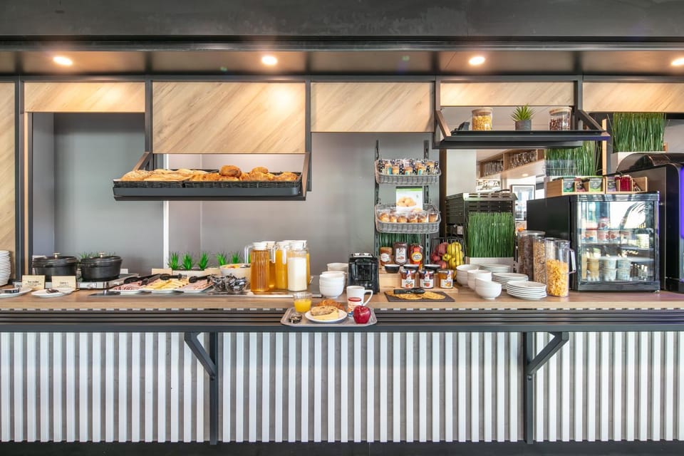 Restaurant/places to eat, Coffee/tea facilities, Lounge or bar, Food and drinks, Seating area, Food, Breakfast, Continental breakfast, Buffet breakfast, Drinks