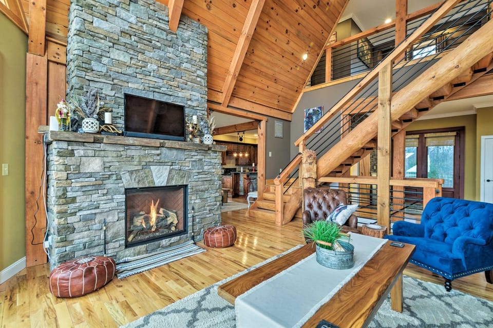 The Barn House: Caldwell Mtn Retreat w/ Hot Tub! House in West Virginia
