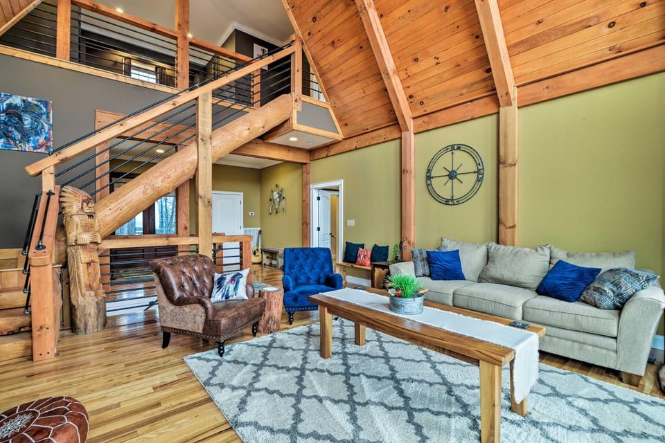 The Barn House: Caldwell Mtn Retreat w/ Hot Tub! House in West Virginia