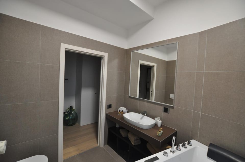 Hot Tub, Bathroom