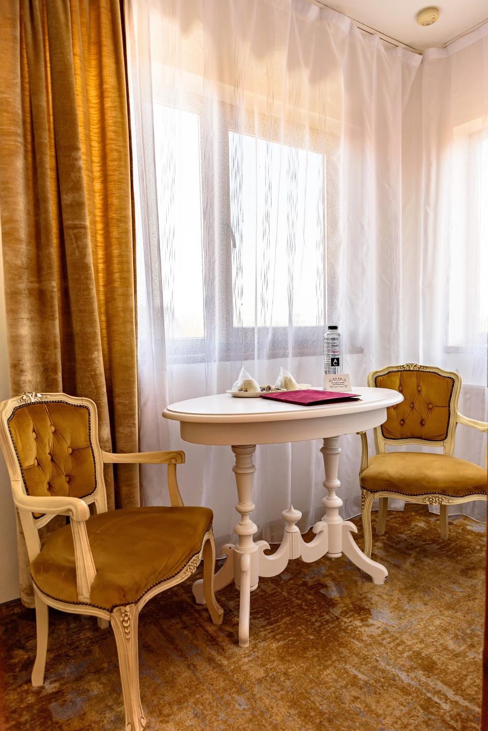 Photo of the whole room, Seating area