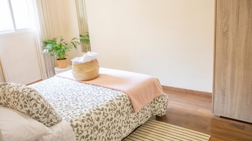Bed, Photo of the whole room, Bedroom