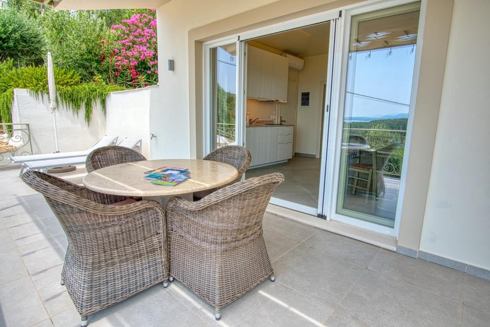 Patio, Day, Balcony/Terrace, Dining area