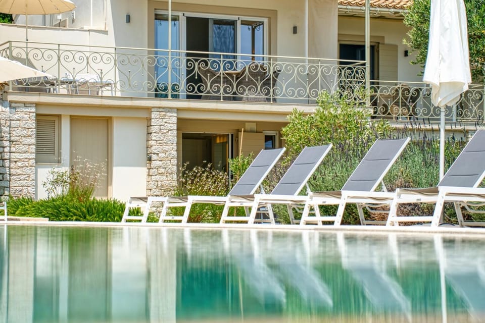 Property building, Patio, Day, Natural landscape, Garden, Balcony/Terrace, Garden view, Pool view, Swimming pool, sunbed