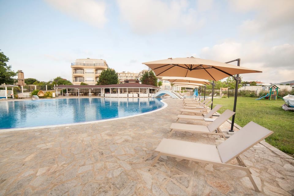 Day, Pool view, Swimming pool, sunbed