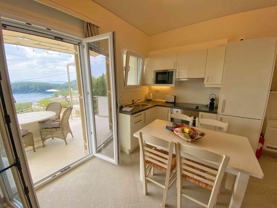 Kitchen or kitchenette, Dining area, Sea view