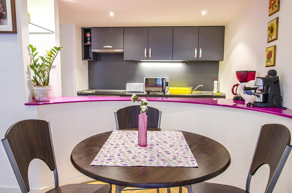 Kitchen or kitchenette, Dining area