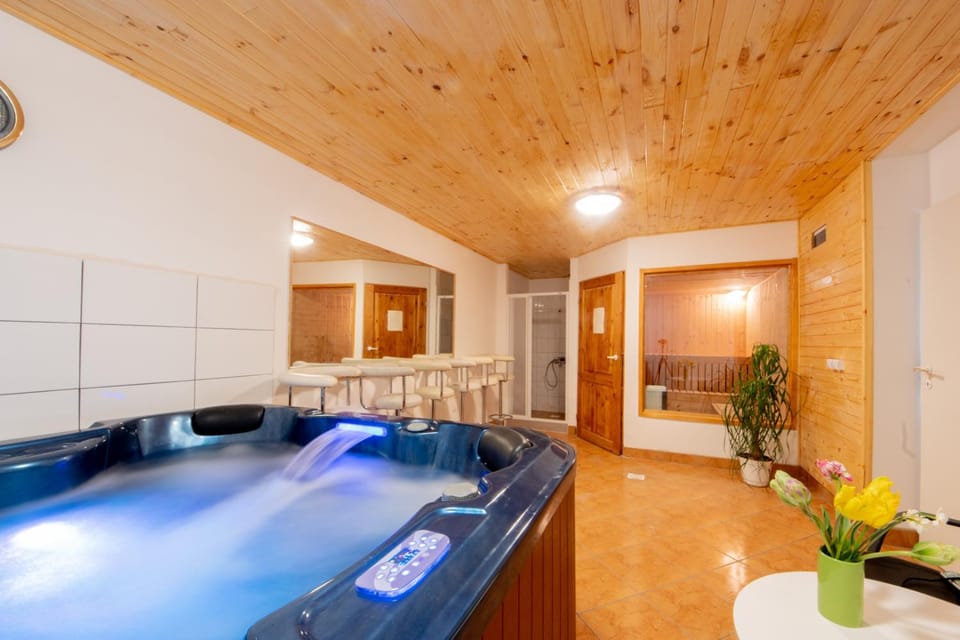 Massage, Steam room, Fitness centre/facilities