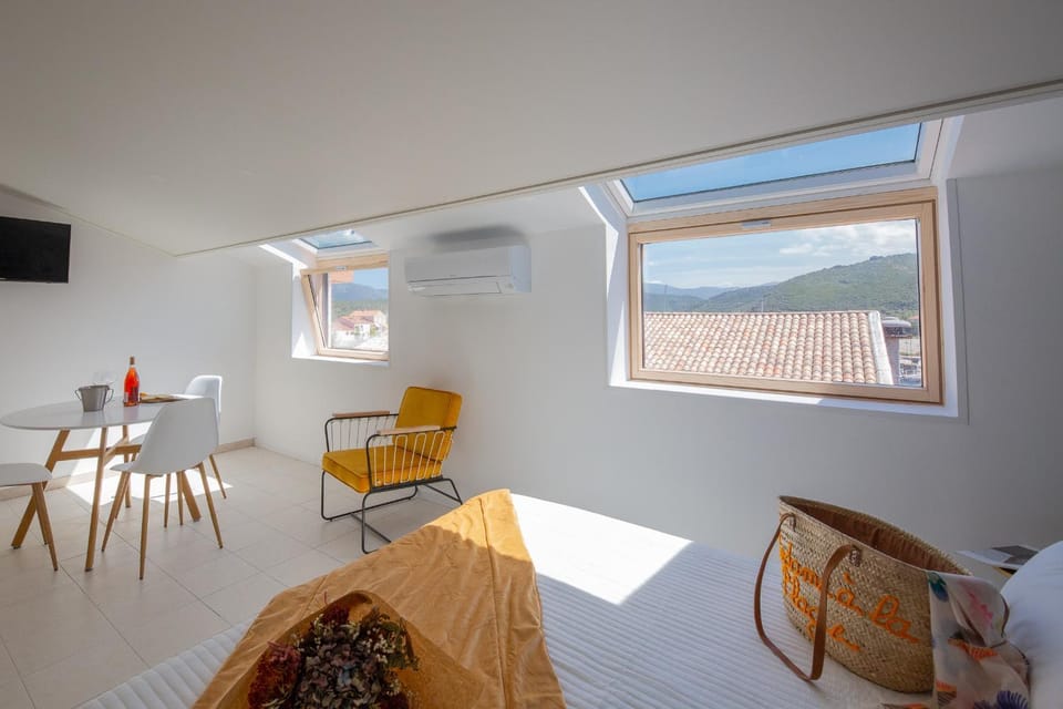 Natural landscape, TV and multimedia, Mountain view, air conditioner