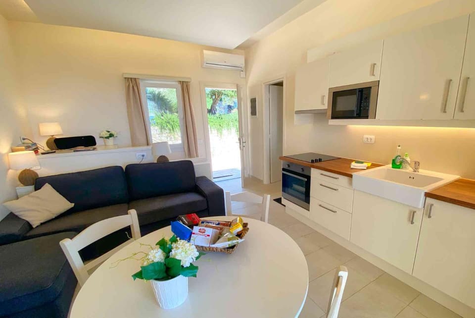 Kitchen or kitchenette, Seating area, Dining area