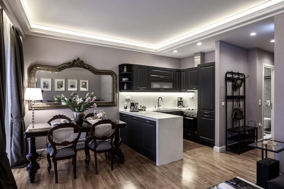 Coffee/tea facilities, Kitchen or kitchenette, Living room, Dining area