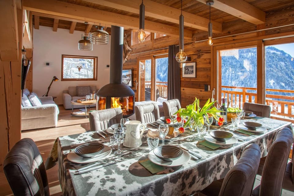 Natural landscape, Living room, Seating area, Dining area, Mountain view