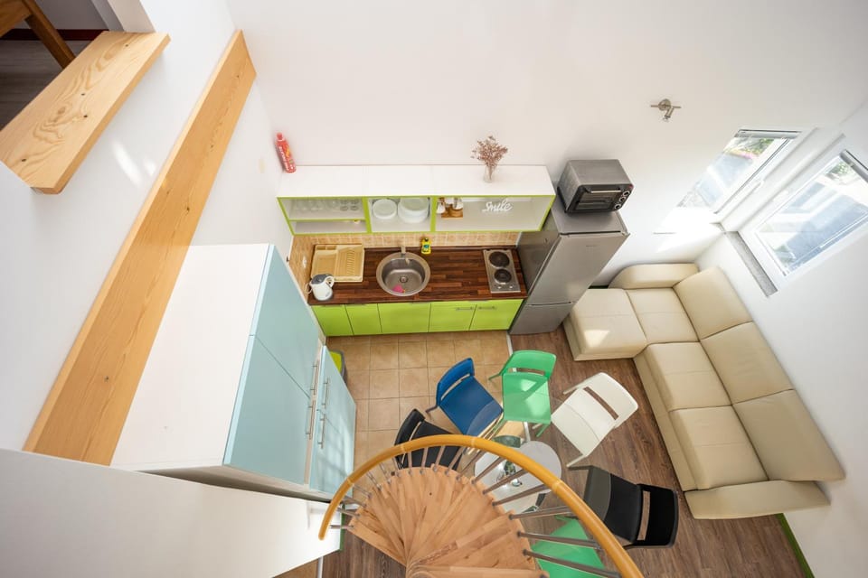 Kitchen or kitchenette, Living room, Seating area, Dining area