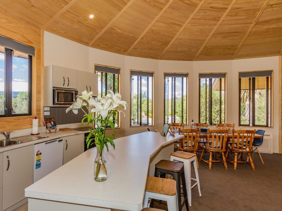 The Snowglobe - Ohakune Modern Yurt Style Chalet House in Ohakune