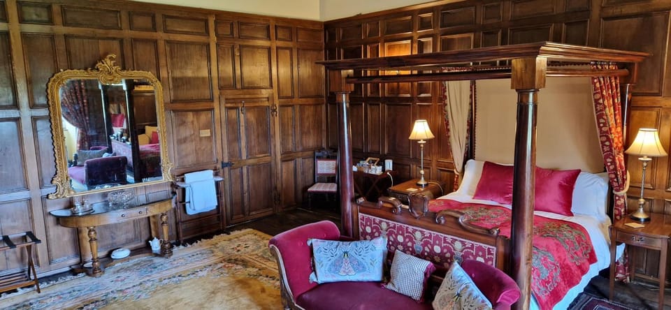 Property building, Bed, Seating area, Bedroom
