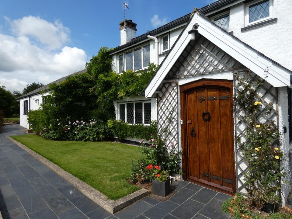 Property building, Facade/entrance, Garden