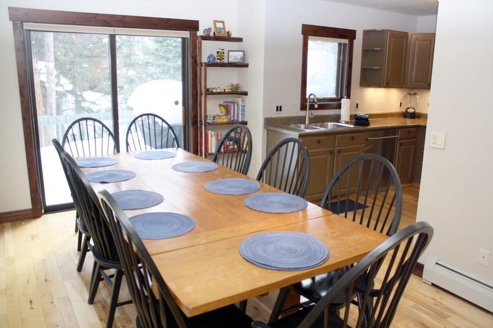 Pinecreek #E - 3 BR - Pool and Hot Tub Access - Close to Town - Shuttle to Slopes House in Breckenridge