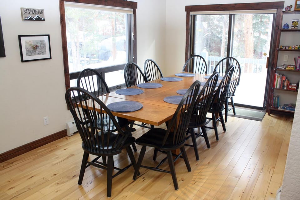 Pinecreek #E - 3 BR - Pool and Hot Tub Access - Close to Town - Shuttle to Slopes House in Breckenridge