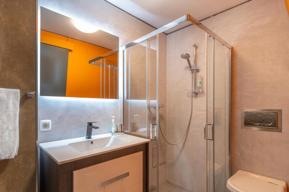 Shower, Toilet, Bathroom, towels