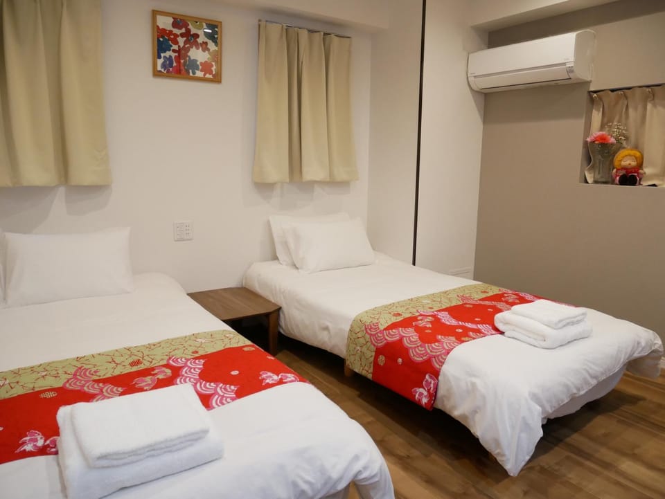 Photo of the whole room, Decorative detail, bunk bed