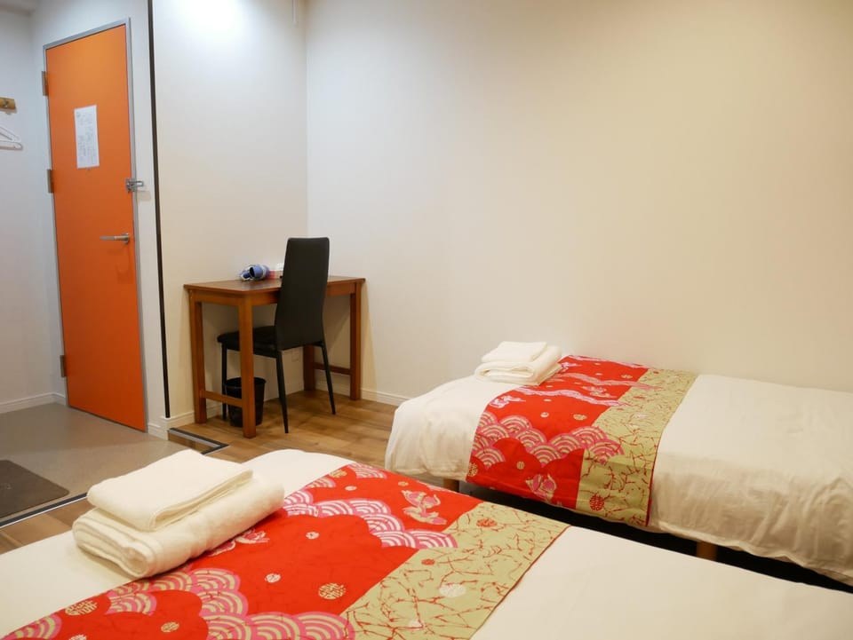 Photo of the whole room, Decorative detail, bunk bed
