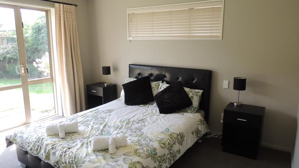 Airport, motorway, shopping handy House in Christchurch
