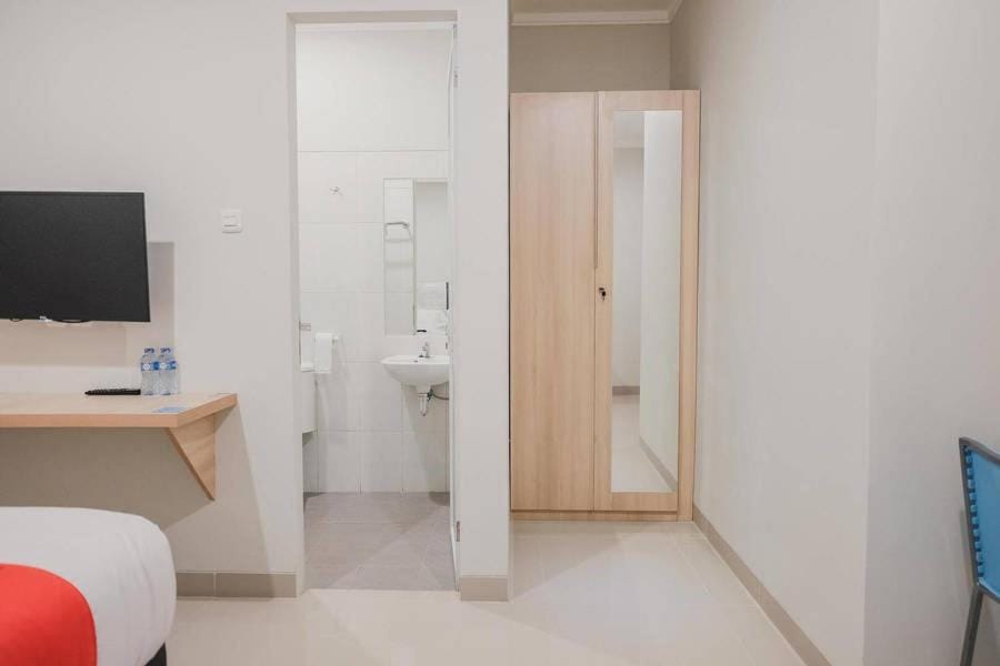 RedDoorz Plus near Soekarno Hatta Airport Taman Mahkota Bed and Breakfast in Jakarta