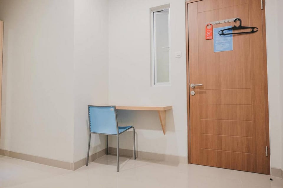RedDoorz Plus near Soekarno Hatta Airport Taman Mahkota Bed and Breakfast in Jakarta