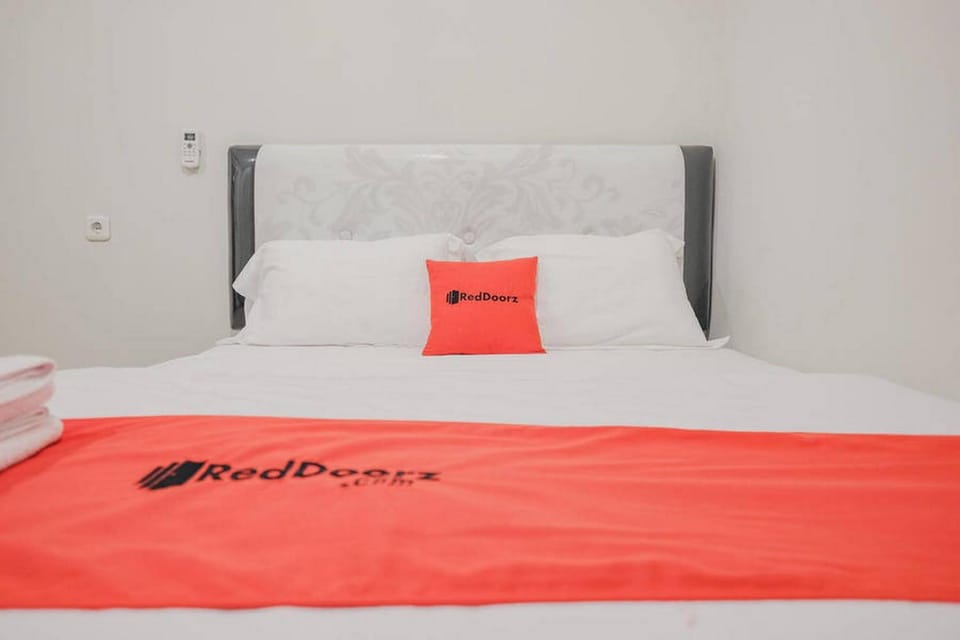 RedDoorz Plus near Soekarno Hatta Airport Taman Mahkota Bed and Breakfast in Jakarta