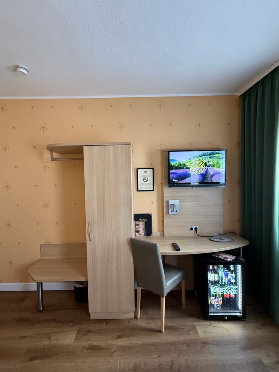 TV and multimedia, Living room, Seating area, minibar
