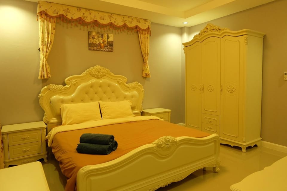 Photo of the whole room, Bedroom