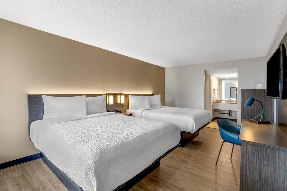 Bed, Seating area, Bedroom