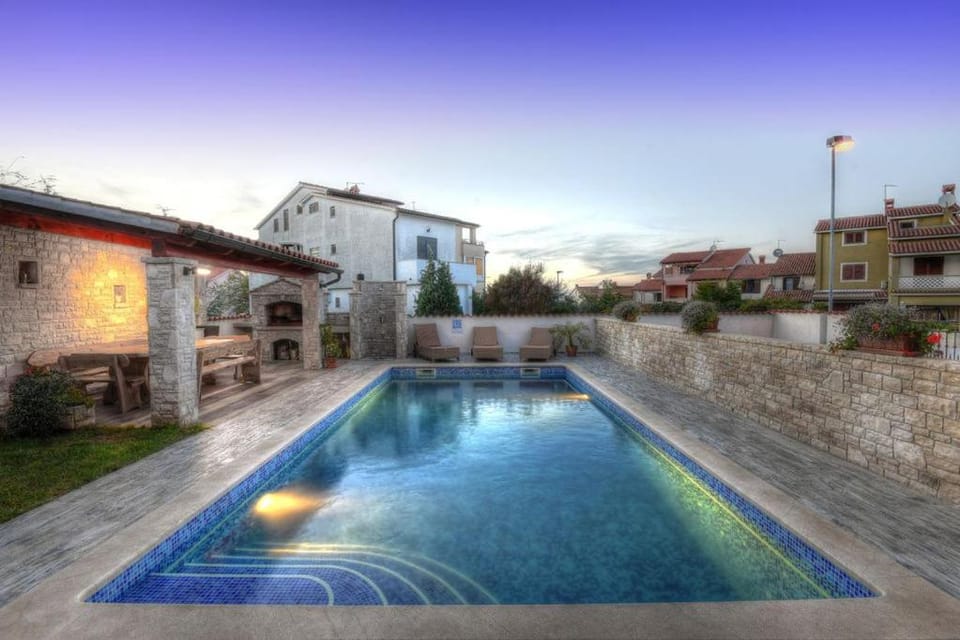 Swimming pool, Swimming pool