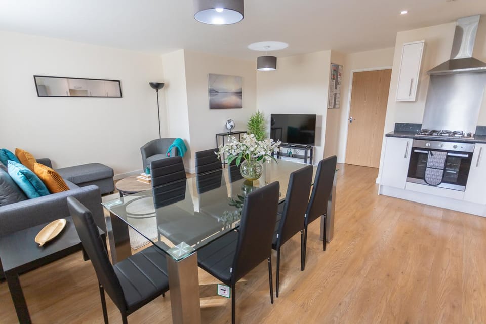 Communal lounge/ TV room, TV and multimedia, Kitchen or kitchenette, Living room, Seating area, Dining area, Evening entertainment, oven, stove
