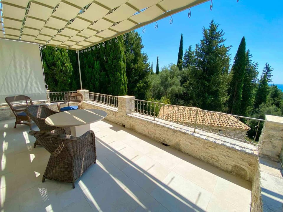 View (from property/room), Balcony/Terrace, Dining area, Garden view, Landmark view, Sea view