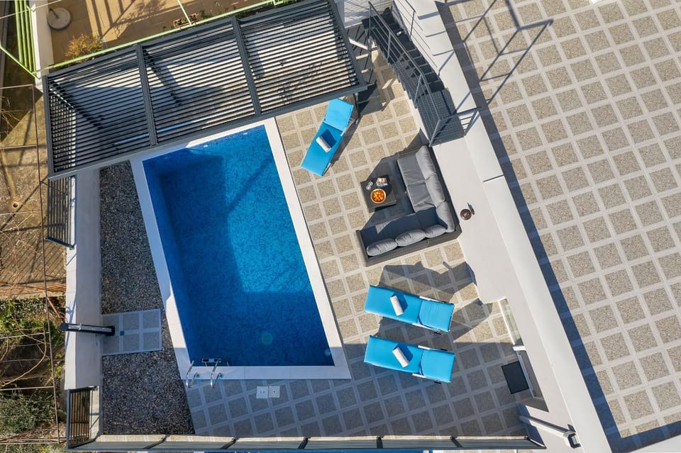 Bird's eye view, Pool view