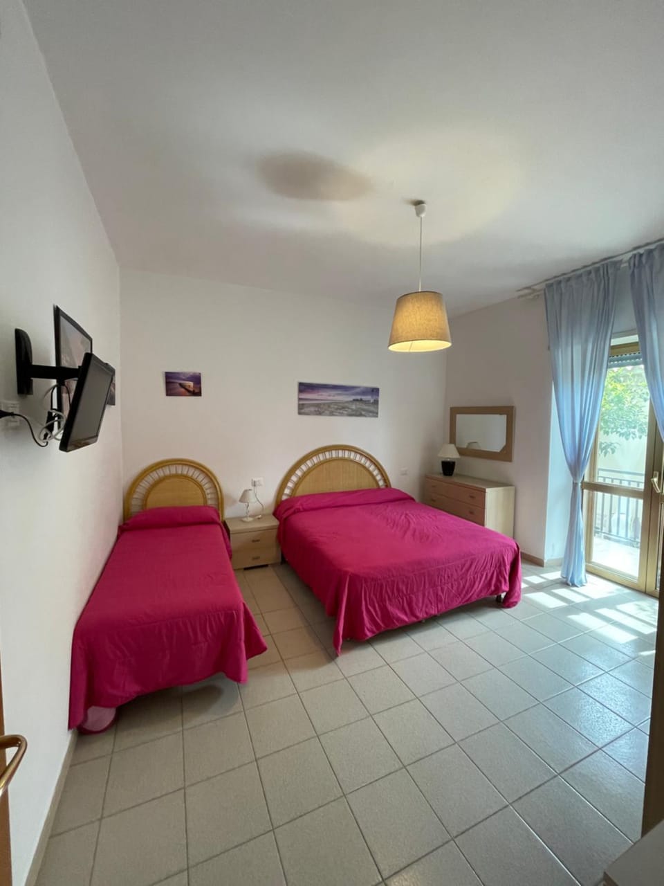 Bed, TV and multimedia, Photo of the whole room